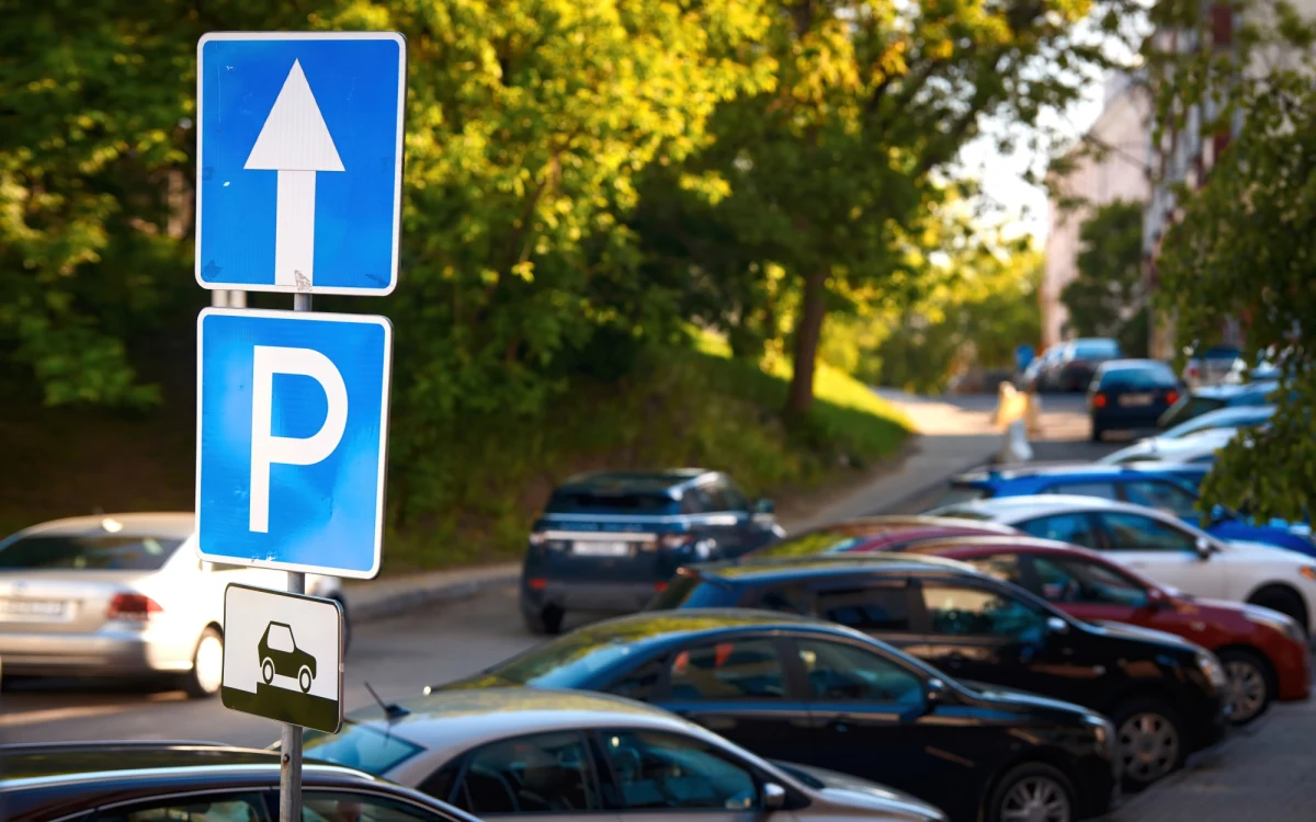 Śledczy zabezpieczyli konto bankowe, na które szczecińscy kierowcy wpłacali kary za parkowanie w mieście bez opłat. Hakerzy podmienili numery konta, by wyłudzić nawet kilkadziesiąt tysięcy złotych. Ich ofiarami mogło paść niemal 600 kierowców. 
