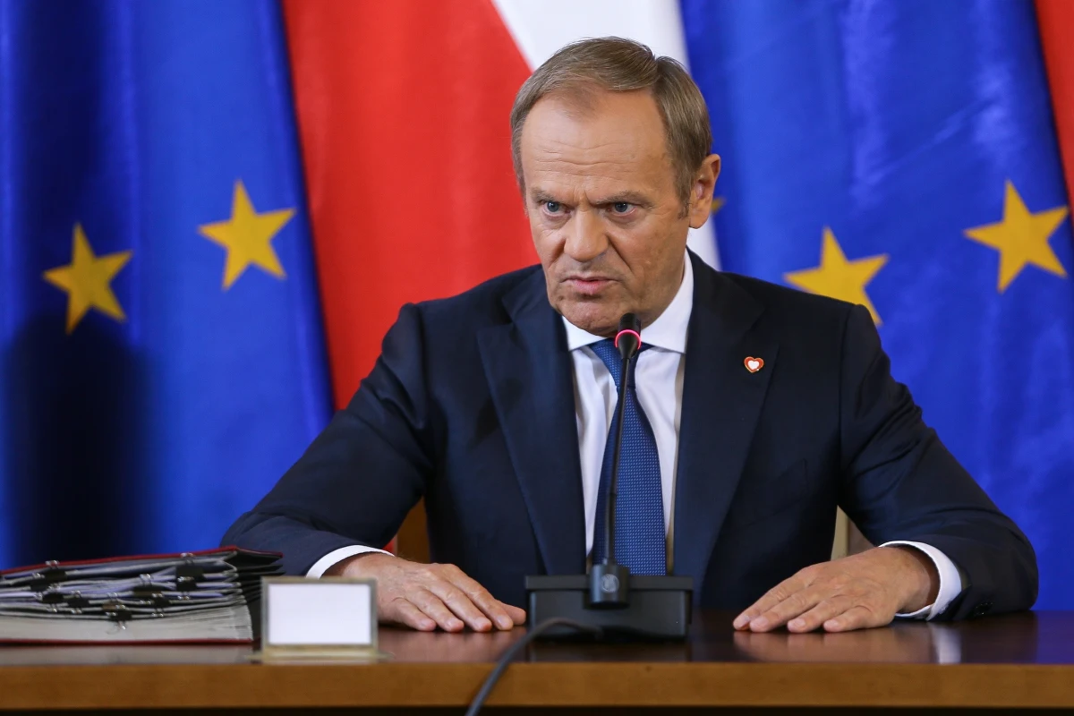 Sytuacja związana z "ucieczką" sędziego Tomasza Szmydta jest bez precedensu i nie możemy jej lekceważyć - powiedział we wtorek w Katowicach premier Donald Tusk. "Musimy mieć świadomość, że służby białoruskie pracowały z osobą, która miała dostęp do szefa MS i do niejawnych dokumentów" - dodał.