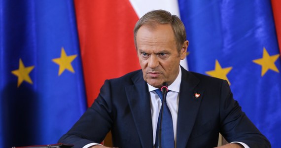 Sytuacja związana z "ucieczką" sędziego Tomasza Szmydta jest bez precedensu i nie możemy jej lekceważyć - powiedział we wtorek w Katowicach premier Donald Tusk. "Musimy mieć świadomość, że służby białoruskie pracowały z osobą, która miała dostęp do szefa MS i do niejawnych dokumentów" - dodał.