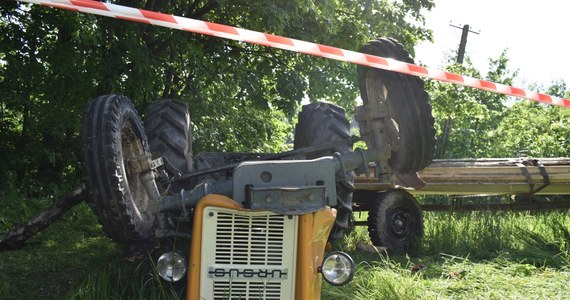 Nie żyje 65-latek z Pasierbca k. Limanowej. Mężczyzna kierujący ciągnikiem rolniczym pokonywał strome zbocze. Pojazd przewrócił się i przygniótł go.   