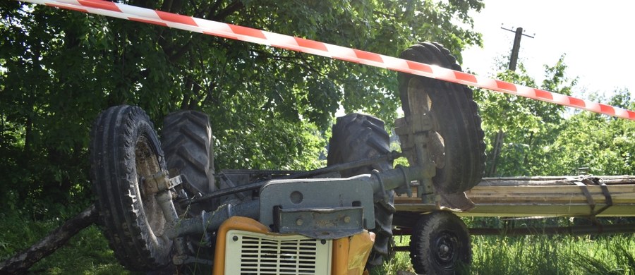 Nie żyje 65-latek z Pasierbca k. Limanowej. Mężczyzna kierujący ciągnikiem rolniczym pokonywał strome zbocze. Pojazd przewrócił się i przygniótł go.   
