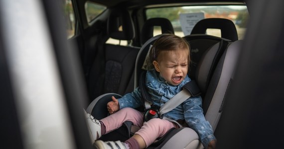 Dwuletnią dziewczynkę uwolnili z auta policjanci z Rajczy (Śląskie). Wezwała ich matka dziecka, bo stojący w słońcu samochód zamknął się samoczynnie, a kluczyki zostały w środku. Mundurowi musieli wybić szybę, by wydostać dziecko.