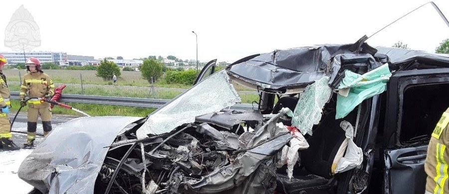 35-letni mężczyzna zginął na drodze krajowej 14 bis. Jego auto zderzyło się z samochodem utrzymania drogi.