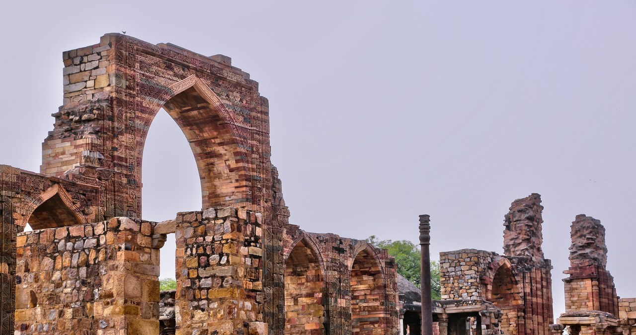 Na obszarze wpisanego na listę UNESCO kompleksu Kutb Minar w Indiach mieści się ponad 7-metrowy, żelazny filar. Przez przeszło 1600 lat, mimo wystawienia na działanie czynników atmosferycznych, obiekt ten nie zardzewiał. Naukowcy od lat starali się wyjaśnić zagadkę.