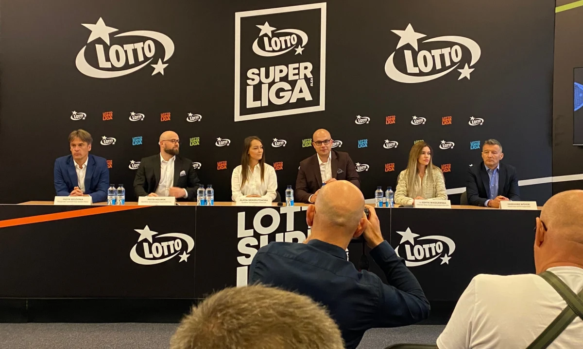 Wiemy już, kto z kim będzie rywalizował w fazie grupowej tenisowej LOTTO SuperLIGI. W tym sezonie liga zmienia format - będzie mniej drużyn i meczów, za to ma być ciekawiej.