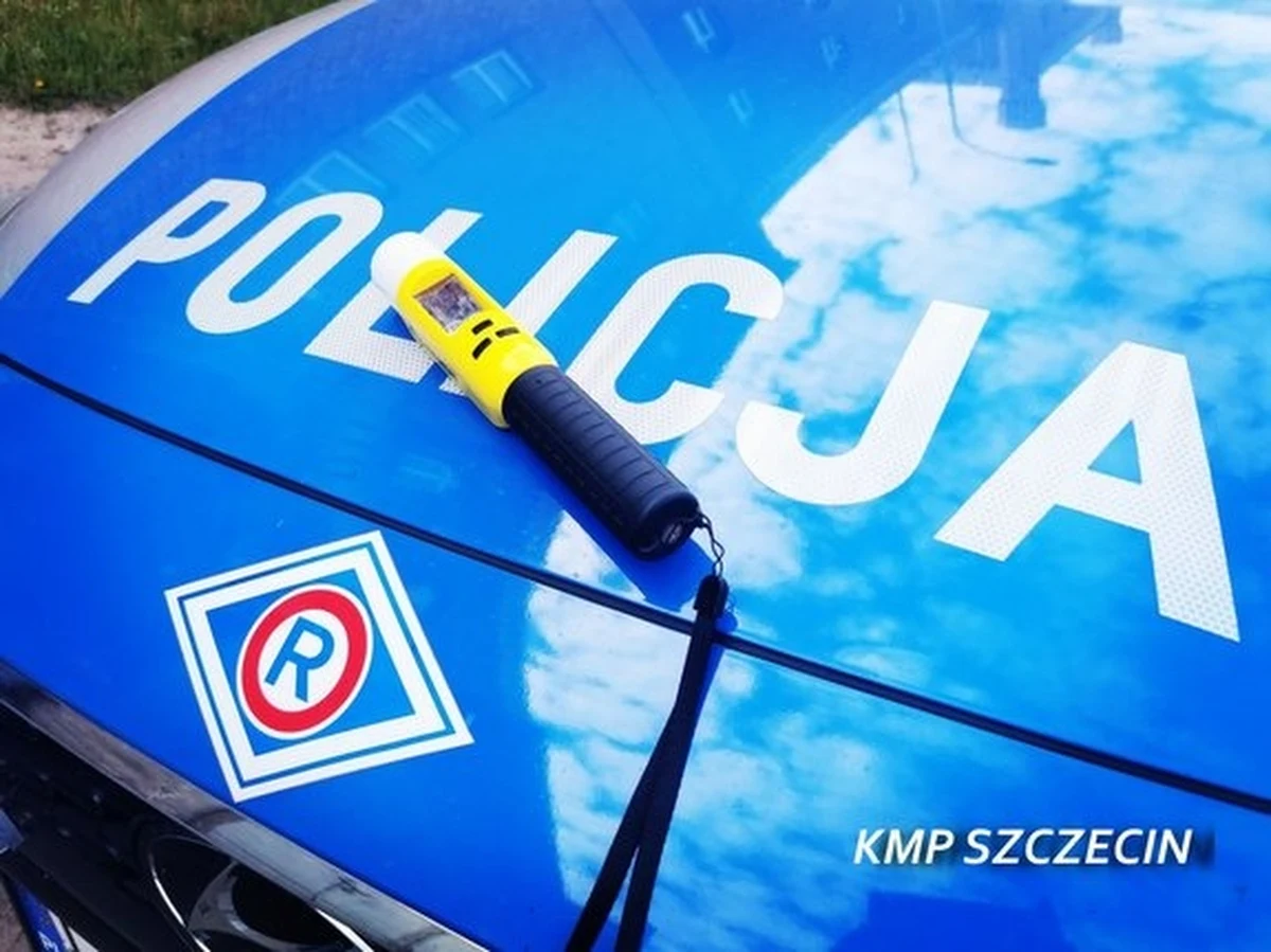 Nietrzeźwą seniorkę zatrzymali szczecińscy policjanci. 72-latka swoim autem uderzyła w inny samochód, a następnie w ogrodzenie budynku. Policję wezwał świadek.