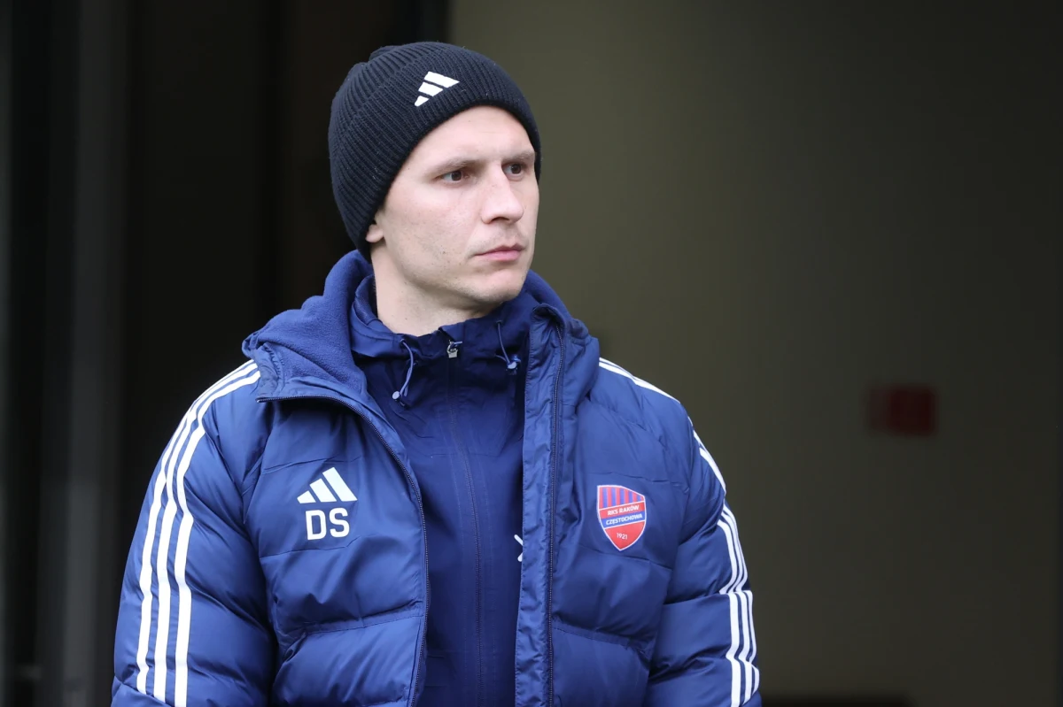 Raków Częstochowa przekazał zaskakującą informację. Dawid Szwarga po zakończeniu obecnego sezonu przestanie pełnić funkcję trenera klubu spod Jasnej Góry. 33-letni szkoleniowiec przed rokiem zastąpił Marka Papszuna, który odszedł po wywalczeniu mistrzostwa kraju.