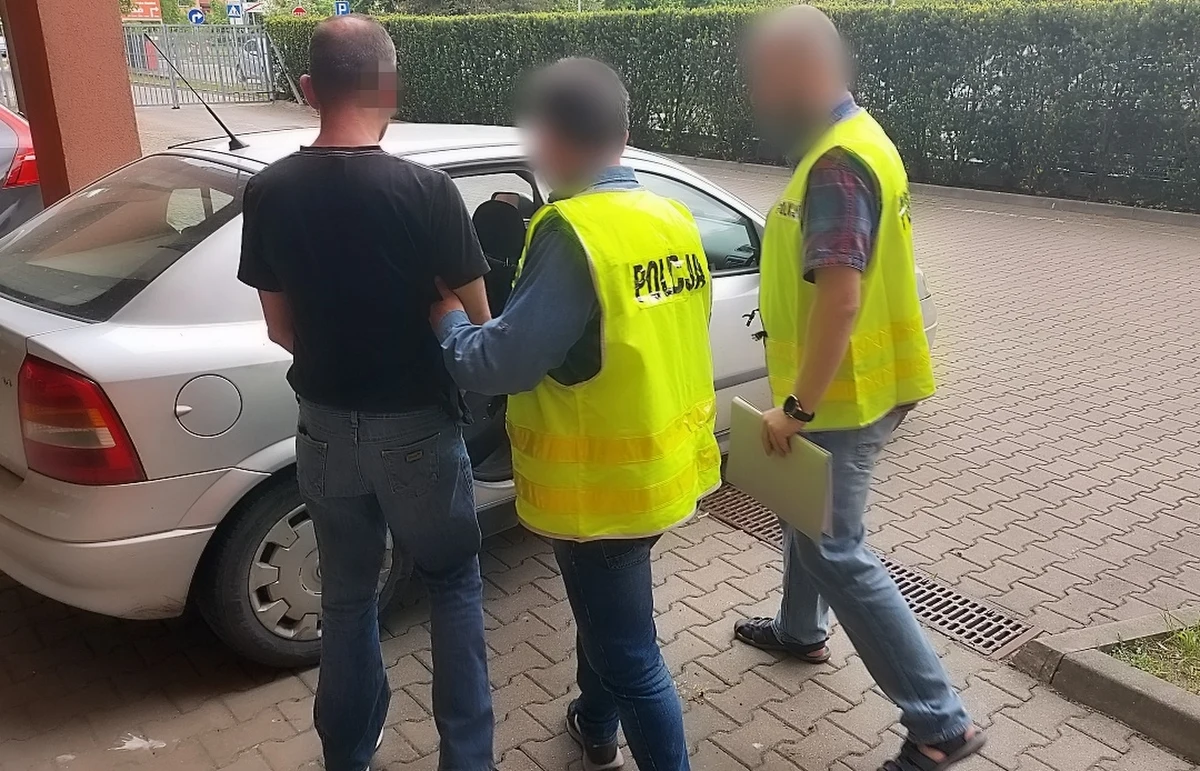 Kompletnie pijany kierowca w Tomaszowie Mazowieckim uciekając przed policjantami wjechał na chodnik i zmusił pieszych do ucieczki. Miał prawie 3 promile alkoholu w organizmie. 