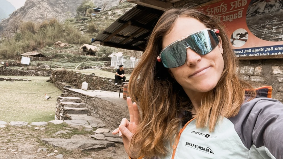 Anna Tybor wciąż przebywa w bazie pod Dhaulagiri, oczekując na poprawę warunków pogodowych, które od dłuższego czasu nie sprzyjają akcjom górskim. Polska skialpinistka zamierza zdobyć podczas jednej wyprawy dwa szczyty w Himalajach i zjechać z nich na nartach, czego nie dokonała jeszcze żadna kobieta.