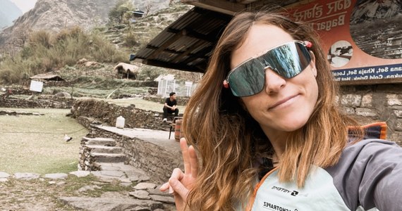 Anna Tybor wciąż przebywa w bazie pod Dhaulagiri, oczekując na poprawę warunków pogodowych, które od dłuższego czasu nie sprzyjają akcjom górskim. Polska skialpinistka zamierza zdobyć podczas jednej wyprawy dwa szczyty w Himalajach i zjechać z nich na nartach, czego nie dokonała jeszcze żadna kobieta.