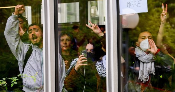 ​Na terenie kilku uniwersytetów w Wielkiej Brytanii powstały obozowiska namiotowe. Studenci protestują w ten sposób przeciwko wojnie w Strefie Gazy; żądają by uczelnie zerwały kontakty z Izraelem. Pikiety są pokojowe i nic nie wskakuje na to, że podzielą los tych w Stanach Zjednoczonych.