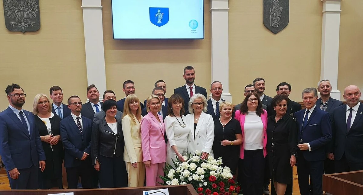 Odebranie przez nowo wybranych samorządowców zaświadczeń o wyborze, a następnie złożenie ślubowania oraz ukonstytuowanie się prezydium Rady Miasta. Tak wyglądała uroczysta, I sesja kadencji 2024-2029. Po 15 latach Olsztyn ma też nowego prezydenta - Roberta Szewczyka.