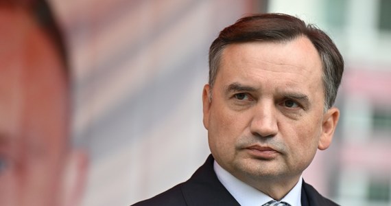 Odpowiadając Donaldowi Tuskowi, Zbigniew Ziobro zapewnił, że nie miał z sędzią Tomaszem Szmydtem żadnego kontaktu i nigdy go nie spotkał. "W ministerstwie pojawił się w ramach otwartego konkursu w zespole komisji weryfikacyjnej w ramach delegacji z WSA" - dodał.