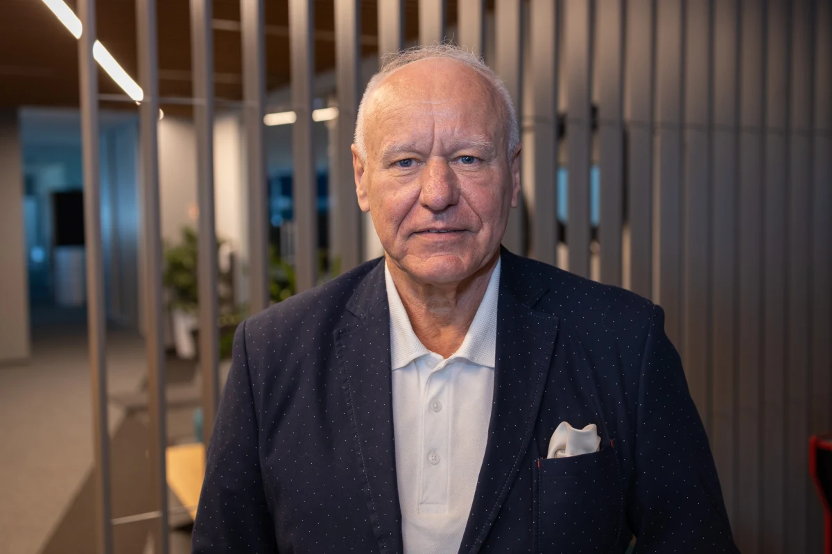 "Powiedziałbym, że tak" - przyznał w Popołudniowej rozmowie w RMF FM Marek Dukaczewski, gen. bryg. Sił Zbrojnych RP oraz były szef Wojskowych Służb Informacyjnych, pytany o to, czy jego zdaniem sędzia Tomasz Szmydt jest agentem. Dodał, że "Rosjanie rozważali warianty pozyskania nie tylko (europejskich - przyp. red.) polityków, ale równolegle prowadzili działania mające na celu stworzenie chaosu w krajach, które mogą stanowić dla Rosji zagrożenie".