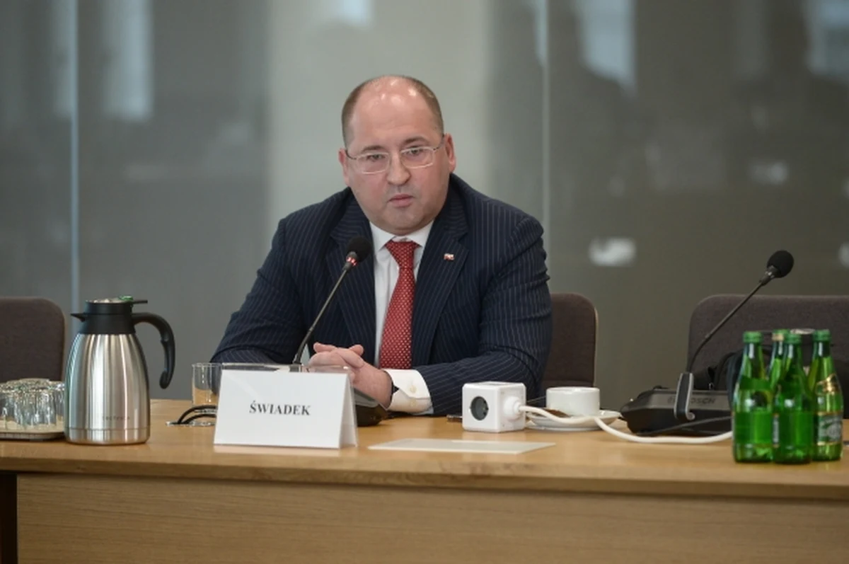 "Uważałem, że zorganizowanie w Polsce wyborów korespondencyjnych w czasie epidemii Covid-19 będzie mniejszym złem" - powiedział przed komisją ds. wyborów korespondencyjnych europoseł PiS, Adam Bielan. Jego nazwisko pojawiło się m.in w zeznaniach byłego wicepremiera w rządzie PiS Jarosława Gowina, według którego pomysłodawcą zorganizowania wyborów kopertowych w 2020 roku był właśnie Bielan.