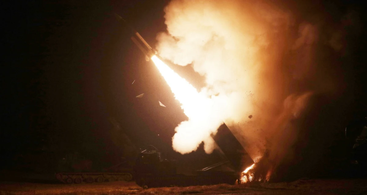 Siły ukraińskie zaatakowały w sobotę za pomocą pocisków dalekiego zasięgu okupowany przez Rosjan Krym. Rosyjski resort obrony zapewnił, że wszystkie rakiety zostały strącone. Zdjęcia satelitarne wydają się jednak zadawać kłam twierdzeniom Kremla. Widać na nich bowiem, że w miejscu, w którym stacjonowały wyrzutnie systemu Iskander, doszło do rozległego pożaru.