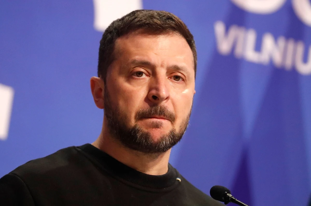 Prezydent Wołodymyr Zełenski ostro zareagował na rosyjski atak rakietowy na miasta Ukrainy. "To był zmasowany atak rakietowy 'nazisty Putina' w dniu zwycięstwa w II wojnie światowej" - oświadczył w środę rano Zełenski.