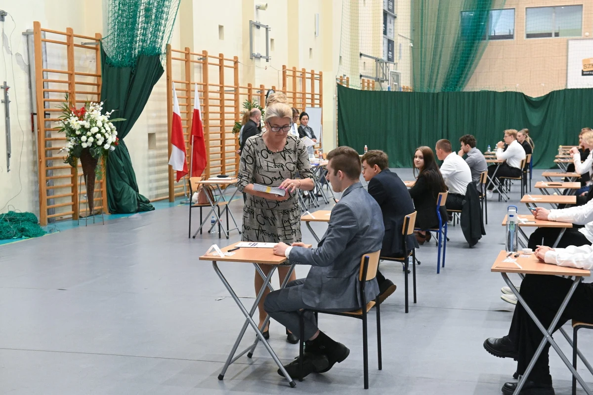 Tegoroczni maturzyści od godz. 9:00 mierzą się dziś z egzaminami pisemnymi z matematyki, a po 14:00 podejdą do testów z języka kaszubskiego, łemkowskiego oraz z j. łacińskiego i kultury antycznej. Na stronie RMF24.pl po godz. 14:00 publikować będziemy arkusze oraz propozycje rozwiązań egzaminu z matematyki.