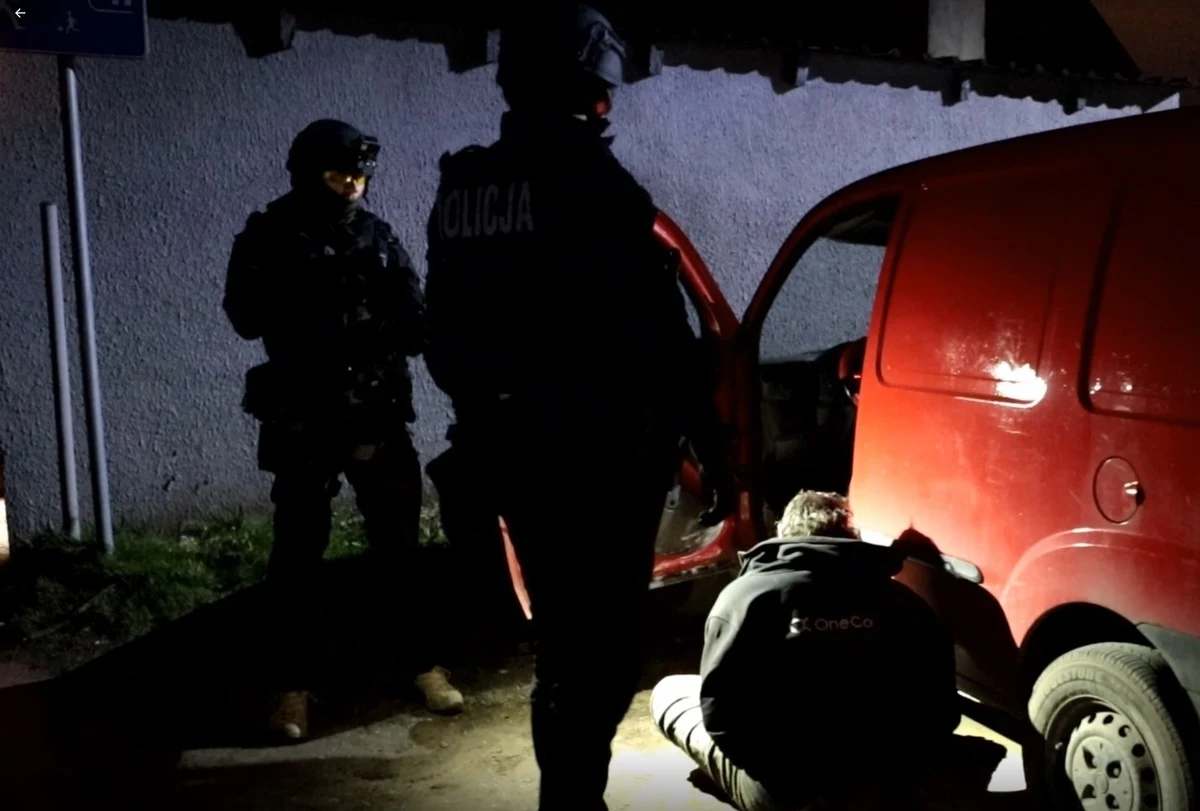 Prokuratura Okręgowa w Poznaniu zakończyła śledztwo w sprawie zamordowania 25-letniego właściciela komisu samochodowego. Do zbrodni doszło w sierpniu 2000 roku. Oskarżony o jej popełnienie Wojciech W. od ponad roku przebywa w areszcie śledczym. Grozi mu dożywotnie więzienie.