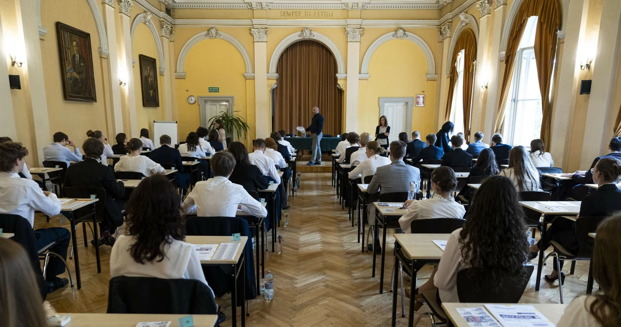 Matura 2024 z języka polskiego. ChatGPT rozwiązał maturę. Jednak eksperci mają wątpliwości. Na zdjęciu: Egzamin maturalny w Liceum Ogólnokształcącym im. Nowodworskiego w Krakowie