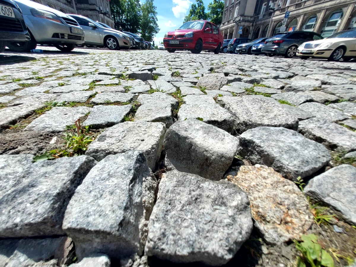 Kostka brukowa z Alei Róż staje się co coraz bardziej… ruchoma. Jej elementy przenoszą się już w kierunku Pl. Centralnego – alarmują mieszkańcy Nowej Huty. Urzędnicy twierdzą, że nie ma takiej potrzeby, aby kompleksowo remontować tę część Alei Róż. Jak usłyszał reporter RMF MAXX, bieżące naprawy w tym miejscu są wystarczające. 