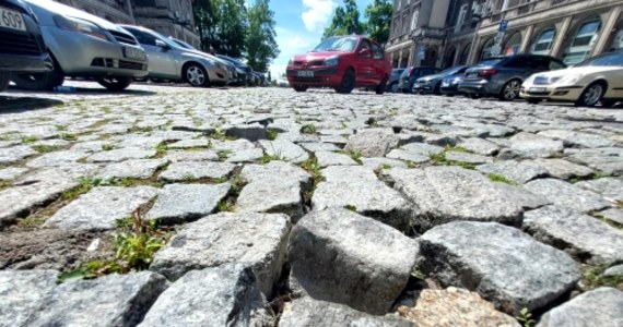 Kostka brukowa z Alei Róż staje się co coraz bardziej… ruchoma. Jej elementy przenoszą się już w kierunku Pl. Centralnego – alarmują mieszkańcy Nowej Huty. Urzędnicy twierdzą, że nie ma takiej potrzeby, aby kompleksowo remontować tę część Alei Róż. Jak usłyszał reporter RMF MAXX, bieżące naprawy w tym miejscu są wystarczające. 