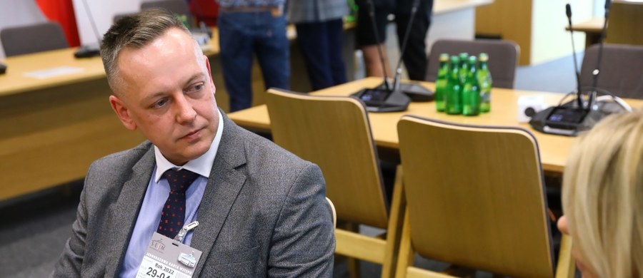Służby specjalne badają aktywność sędziego Tomasza Szmydta w środowisku kibiców piłkarskich - ustalili dziennikarze RMF FM. Sędzia, który w poniedziałek ujawnił swoją ucieczkę na Białoruś i poprosił Aleksandra Łukaszenkę o azyl, wcześniej był mocno zaangażowany w środowisko "ultrasów" - najgłośniejszych kibiców i pseudokibiców.