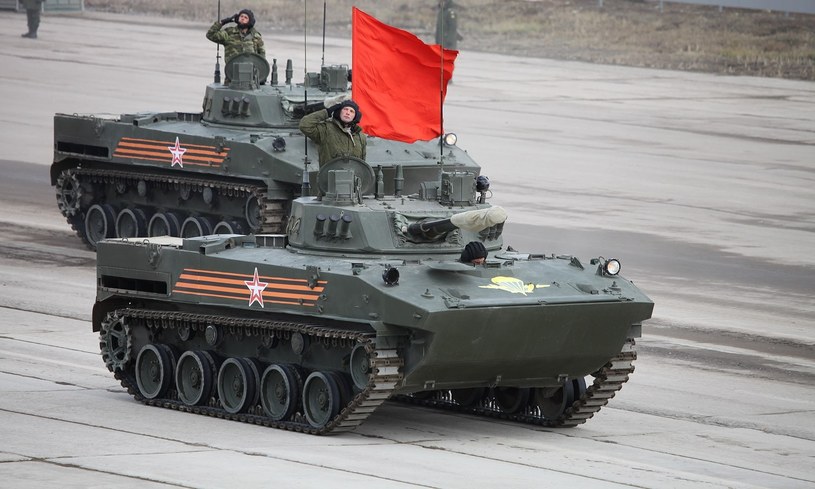 Rosyjskie siły w Ukrainie otrzymały nową dostawę bojowych wozów piechoty BMD-4M oraz BMP-3 wyposażonych w dodatkowe wyposażenie ochronne, jak systemy kamuflażu Nakidka.