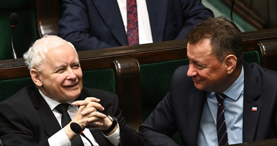 "Za sprawę Szmydta odpowiadają ci wszyscy, którzy na początku lat 90. opowiadali się przeciwko radykalnej rewolucji" - stwierdził Jarosław Kaczyński. Jak ocenił prezes PiS, powinny były wówczas powstać zupełnie nowe służby specjalne.