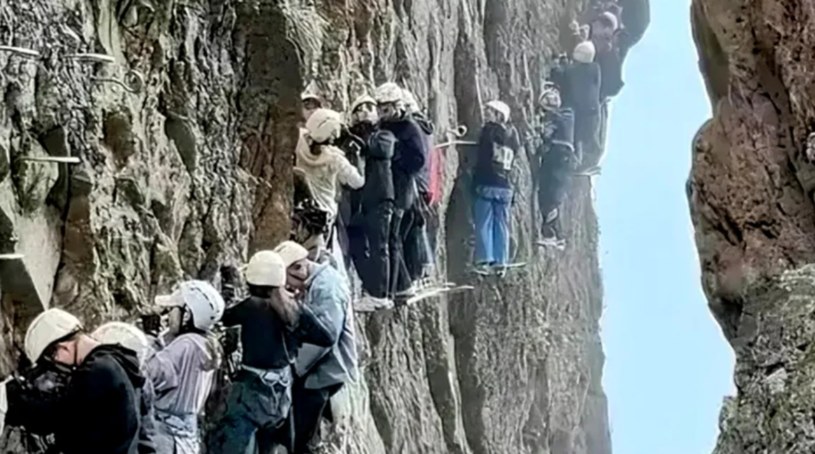Wspinacze zdobywający ostatnio górę Yandang we wschodnich Chinach utknęli na ponad godzinę nad przepaścią, a wszystko przez zbyt dużą liczbę zainteresowanych wejściem na szczyt. 