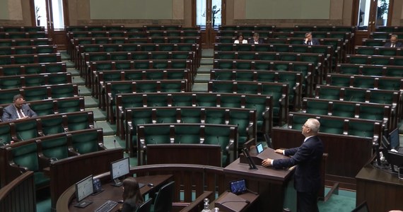 Sala obrad Sejmu znów świeci dziś pustkami. Uczestnicy trwającego od rana posiedzenia tradycyjnie opuścili ją niemal natychmiast po ostatnim przedpołudniowym głosowaniu. Chwilę wcześniej wysłuchali tylko płomiennego apelu marszałka Hołowni, by kiedy to możliwe uczestniczyli w obradach, bo coraz więcej ludzi zwraca uwagę na to, że na sali zamiast kilkuset osób siedzi zwykle kilkanaście. Możliwe że powodem tego przesilenia była też... promocja badmintona.