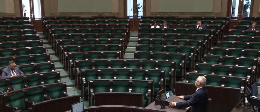 Sala obrad Sejmu znów świeci dziś pustkami. Uczestnicy trwającego od rana posiedzenia tradycyjnie opuścili ją niemal natychmiast po ostatnim przedpołudniowym głosowaniu. Chwilę wcześniej wysłuchali tylko płomiennego apelu marszałka Hołowni, by kiedy to możliwe uczestniczyli w obradach, bo coraz więcej ludzi zwraca uwagę na to, że na sali zamiast kilkuset osób siedzi zwykle kilkanaście. Możliwe że powodem tego przesilenia była też... promocja badmintona.