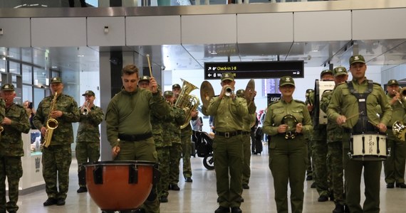 Głośno było dziś na lotnisku w Balicach! Pojawiła się orkiestra i muzycy z puzonami, trąbkami, saksofonami i... ciupagami. Dla pasażerów korzystających z lotniska w Balicach była to niespodzianka przygotowana z okazji święta funkcjonariuszy straży granicznej, które przypada 16 maja.