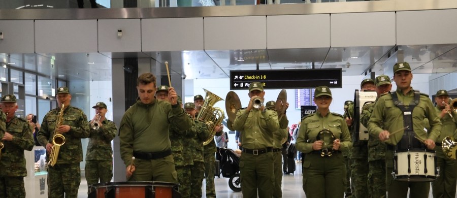 Głośno było dziś na lotnisku w Balicach! Pojawiła się orkiestra i muzycy z puzonami, trąbkami, saksofonami i... ciupagami. Dla pasażerów korzystających z lotniska w Balicach była to niespodzianka przygotowana z okazji święta funkcjonariuszy straży granicznej, które przypada 16 maja.