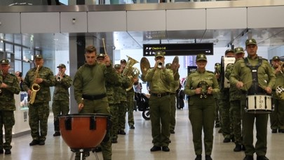 Wyjątkowy koncert orkiestry straży granicznej na lotnisku w Balicach 