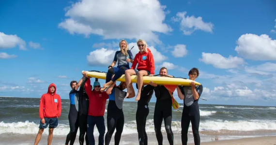 Gdańsk szuka blisko 70 ratowników na kąpieliska morskie. Do obsadzenia w wakacje będzie dziewięć plaż od Jelitkowa do Świbna. Poszukiwane są osoby, które już posiadają uprawnienia ratownika wodnego lub, które są gotowe podjąć szkolenie przed sezonem.