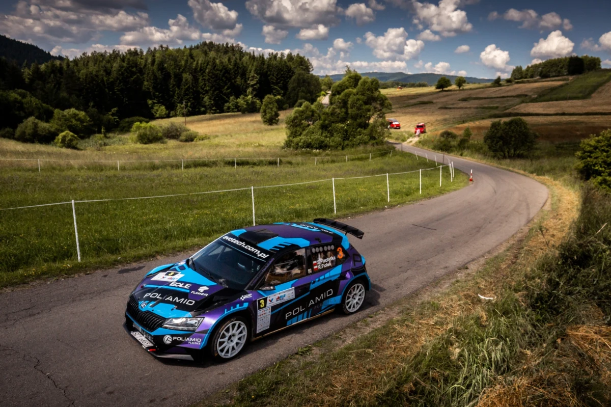 ​Trasa zmieniona w ponad 50 proc. i trzynaście odcinków specjalnych - tak zapowiada się tegoroczna, czwarta edycja Valvoline Rajdu Małopolski. Zawody rozpoczną się w Wadowicach, a zakończą w Makowie Podhalańskim, gdzie metę będzie mieć finałowy RMF FM Power Stage. Start - 6 czerwca, finisz - dwa dni później.