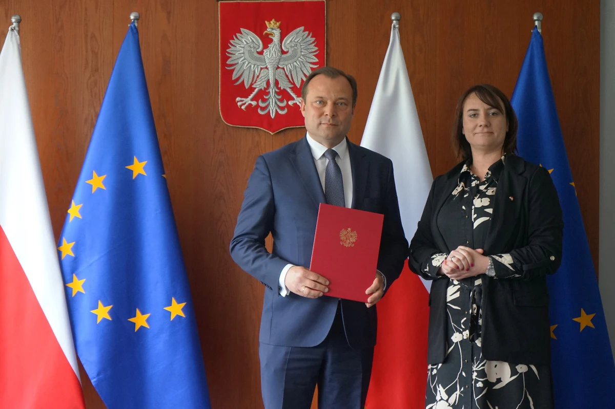 Artur Mokracki nadal będzie pełnił funkcję burmistrza Wrześni - zdecydował premier Donald Tusk. Choć niedawne wybory samorządowe wygrał Tomasz K., to ze względu na ciążące na nim zarzuty korupcyjne i zawieszenie go w czynnościach służbowych, nie może on pełnić obowiązków.      

