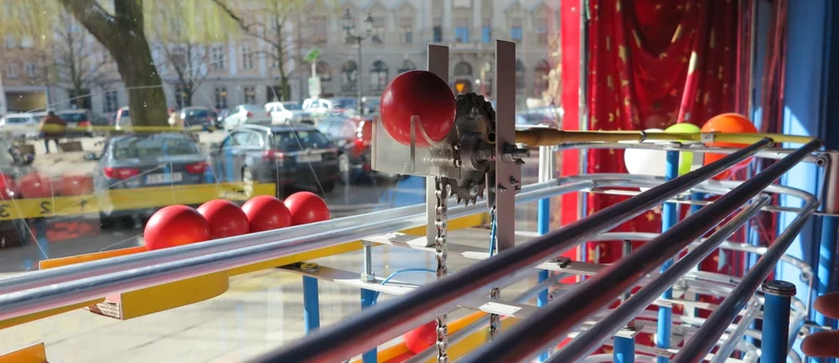 Największy w Polsce zegar kulkowy został zniszczony. Czwórka wandali w majówkę wybiła witrynę sklepu przy pl. Orła Białego w Szczecinie, gdzie od kilkunastu lat stała misterna, odmierzająca czas konstrukcja. Odłamki szkła zniszczyły zegar. Bezmyślny akt wandalizmu złamał serce Władysławowi Stecowi, konstruktorowi niezwykłego czasomierza.