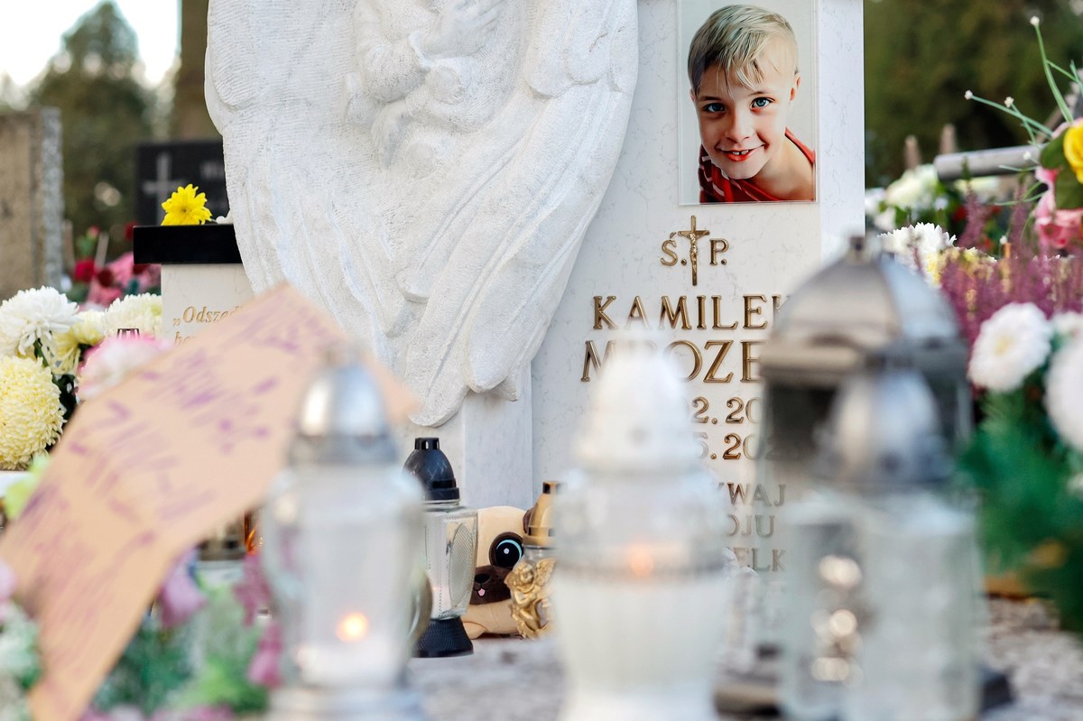 ​"Jakakolwiek forma przemocy wobec dzieci jest niedopuszczalna i jest zła, nie ma lekkiej przemocy, przemoc jest przemocą" - powiedziała w środę w Częstochowie rzeczniczka praw dziecka Monika Horna-Cieślak. Na cmentarzu Kule wraz z przedstawicielami lokalnej społeczności odwiedziła ona grób ośmioletniego Kamila z Częstochowy, skatowanego przez ojczyma.