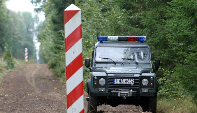 Ogień na granicy z Białorusią. Migranci próbowali zniszczyć polski znak