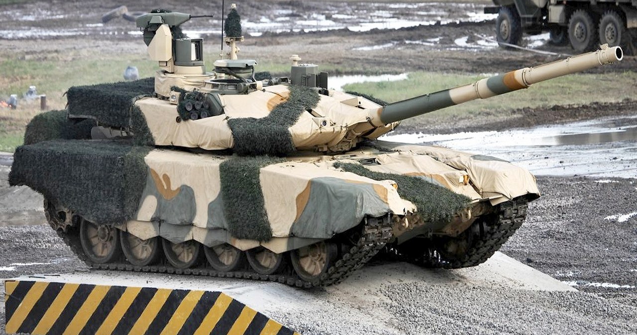 Ukraińscy żołnierze wysadzili w powietrze najnowszy i najpotężniejszy rosyjski czołg T-90M za pomocą zwykłego granatu za 300 złotych. To kolejny dowód na to, że po dwóch latach wojny, Rosjanie niczego się nie nauczyli i ich czołgi warte miliony dolarów mogą przegrać starcie z najtańszą możliwą bronią.