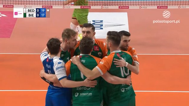 Skrót trzeciego meczu finału TAURON 1. Ligi siatkarzy MKS Będzin - BBTS Bielsko-Biała 3:0 (25:20, 25:23, 25:16). MKS wygrał w serii do trzech zwycięstw 3-0 i awansował do PlusLigi.

