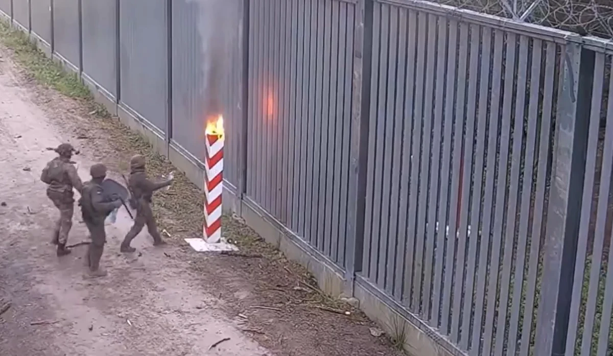 Straż graniczna opublikowała krótkie nagranie, na którym widać, jak osoba lub osoby znajdujące się za stalową barierą na granicy z Białorusią próbują podpalić polski znak graniczny. Ogień ugasiły służby pełniące tam służbę.