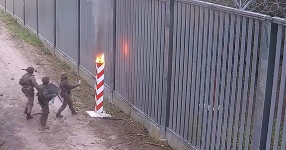 Straż graniczna opublikowała krótkie nagranie, na którym widać, jak osoba lub osoby znajdujące się za stalową barierą na granicy z Białorusią próbują podpalić polski znak graniczny. Ogień ugasiły służby pełniące tam służbę.