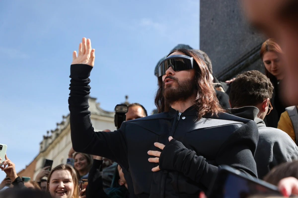 ​Jared Leto, lider amerykańskiego zespołu Thirty Seconds to Mars i słynny hollywoodzki aktor w przeddzień koncertu w Krakowie zrobił swoim fanom niespodziankę, pojawiając się na Rynku Głównym, aby wykonać tam kilka swoich piosenek. Fani odwdzięczyli się prezentem w postaci wielkiego, pluszowego pieroga.