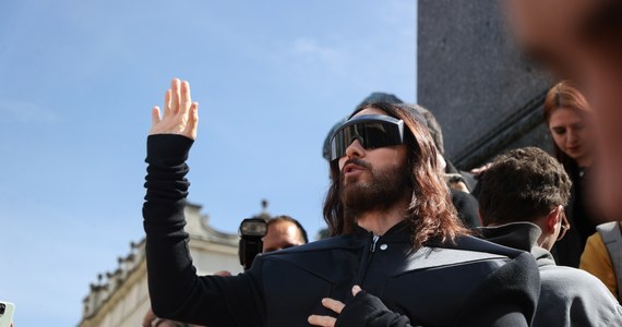 ​Jared Leto, lider amerykańskiego zespołu Thirty Seconds to Mars i słynny hollywoodzki aktor w przeddzień koncertu w Krakowie zrobił swoim fanom niespodziankę, pojawiając się na Rynku Głównym, aby wykonać tam kilka swoich piosenek. Fani odwdzięczyli się prezentem w postaci wielkiego, pluszowego pieroga.