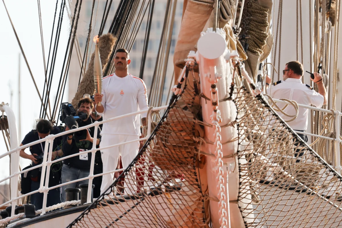 Z wielką pompą rozpoczął się francuski etap sztafety z ogniem olimpijskim. Były mistrz świata w pływaniu Florant Manodu przejął przywieziony z Grecji ogień z pokładu XIX-wiecznego żaglowca "Belem", który wpłynął do portu w Marsylii - relacjonuje korespondent RMF FM Marek Gładysz.