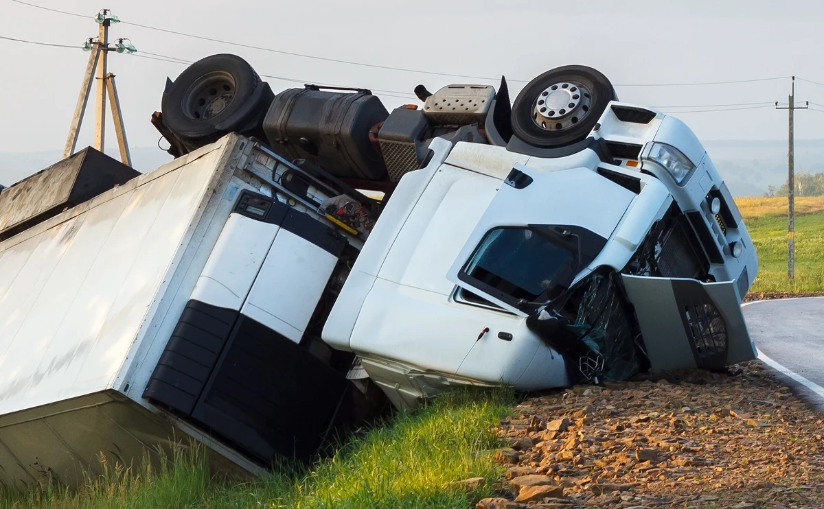 Poważne utrudnienie dla kierowców. Przewrócona ciężarówka blokuje oba pasy S6 w kierunku Koszalina przy punkcie obsługi podróżnych Tymień. Obowiązuje objazd, a utrudnienie może potrwać do popołudnia.