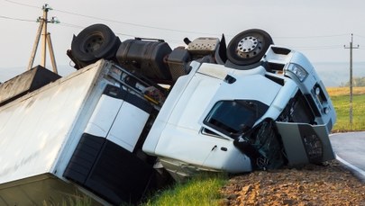 Przewrócona ciężarówka zablokowała S6 w Zachodniopomorskiem